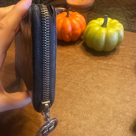 Gucci GG Black Leather Wallet with Silver Logo Charm Women’s Luxury - Picture 4 of 14